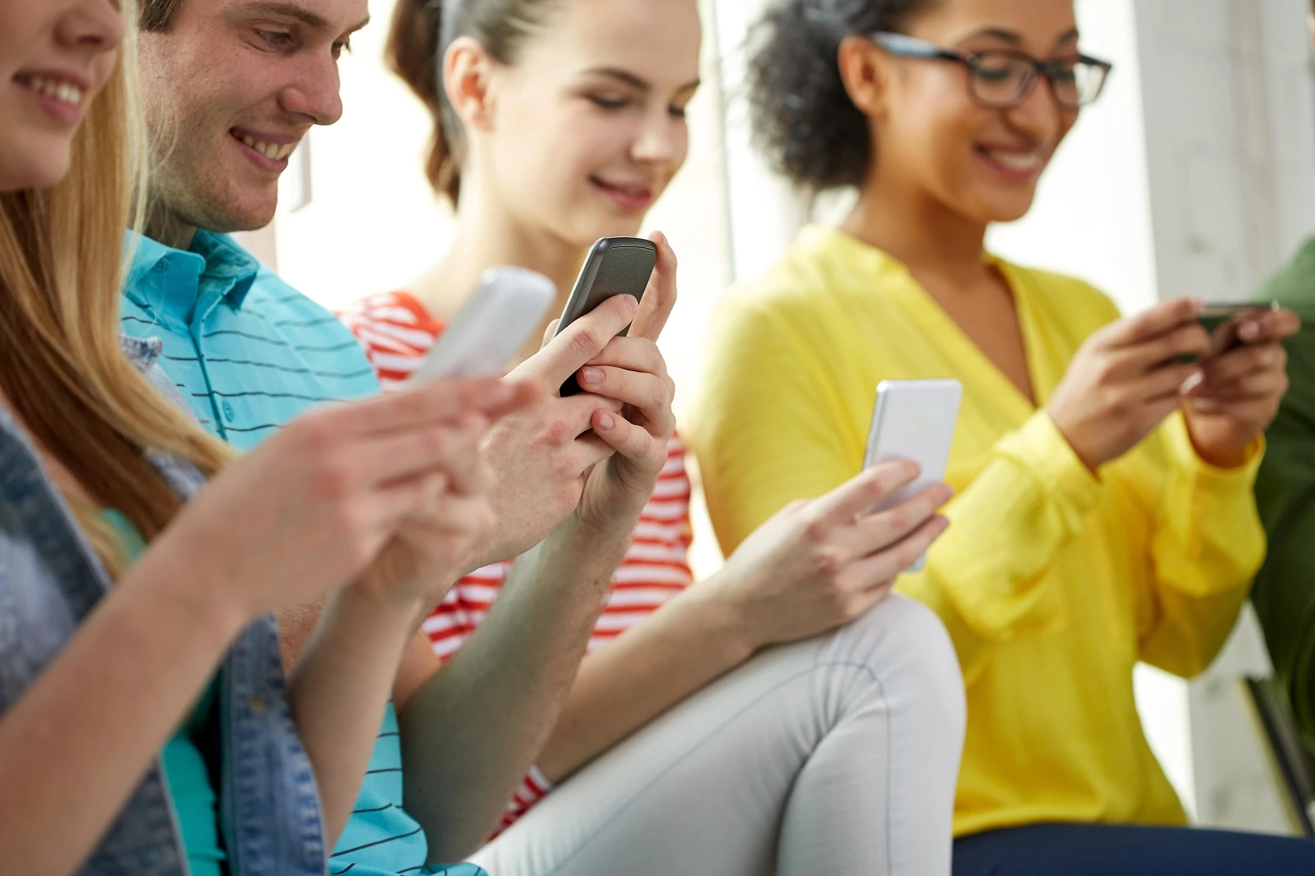 Si fanno il selfie con la compagna di scuola in preda a una crisi epilettica