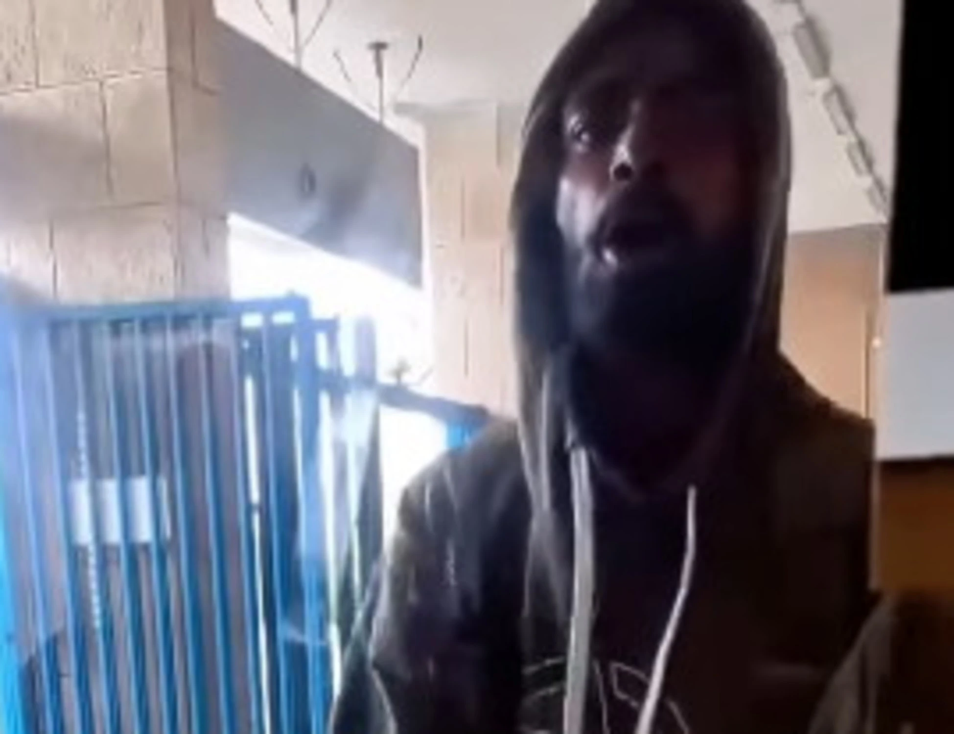 Roma, orrore in stazione: africano fuori controllo minaccia di morte due donne