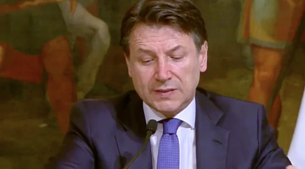 Coronavirus, Giuseppe Conte e il mistero sulla proroga: niente annuncio, ma firma un dpcm di aiuti ai Comuni