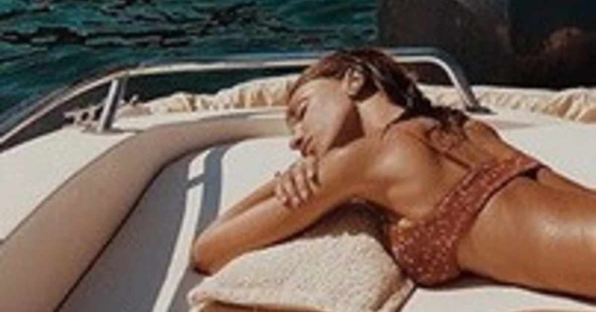 Belen Rodriguez, un lato B mai visto prima: in barca, le forme che superano la perfezione