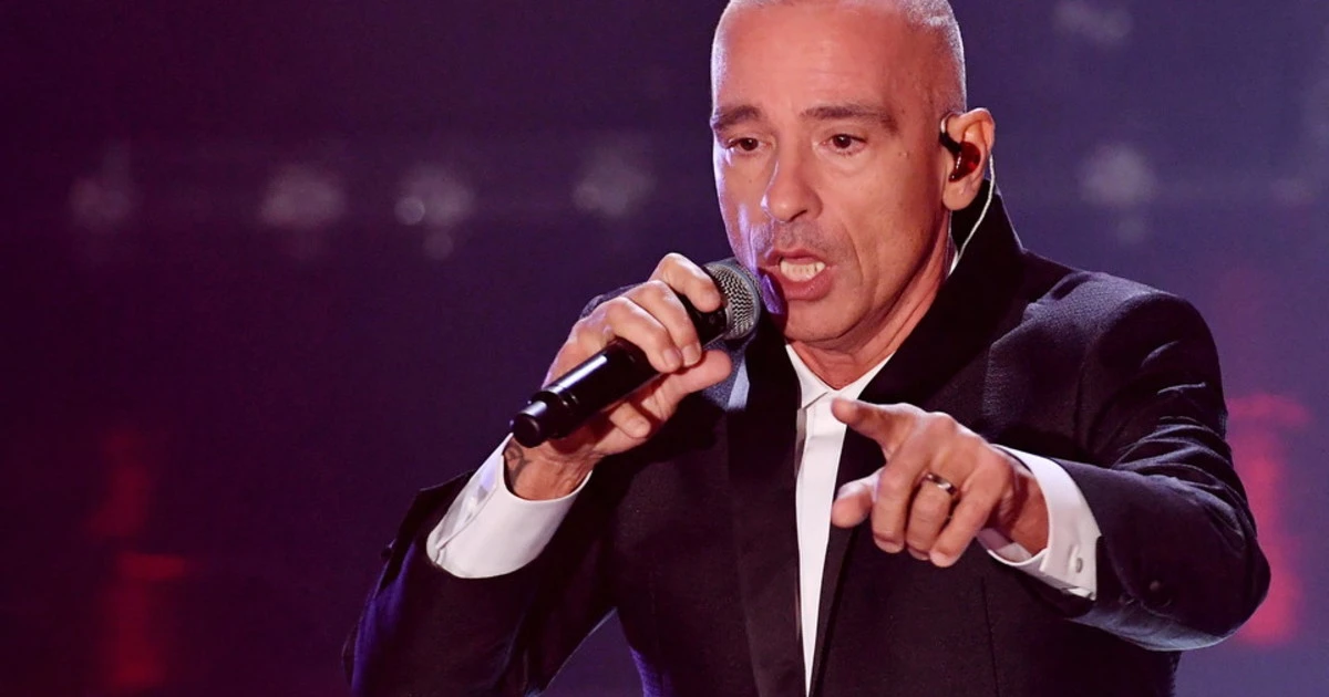 Eros Ramazzotti, passione travolgente in spiaggia: la foto virale