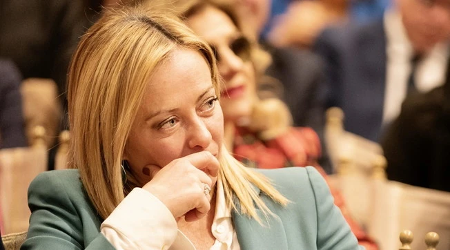 Giorgia Meloni, "ti sventro e uccido tua figlia". Orrore: chi la minaccia