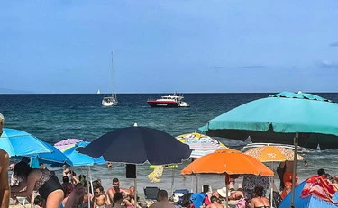Genova, molesta i bagnanti e aggredisce gli agenti: panico in spiaggia