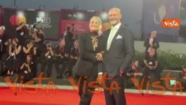 Venezia 83, Heather Parisi sul red carpet mano nella mano con il marito Umberto Maria Anzolin