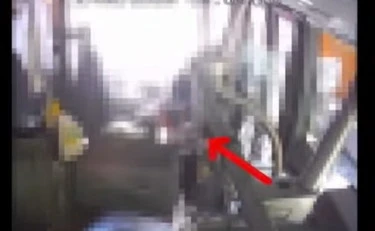 Bologna, orecchio strappato a morsi all'autista del bus: il video, ecco chi è l'aggressore