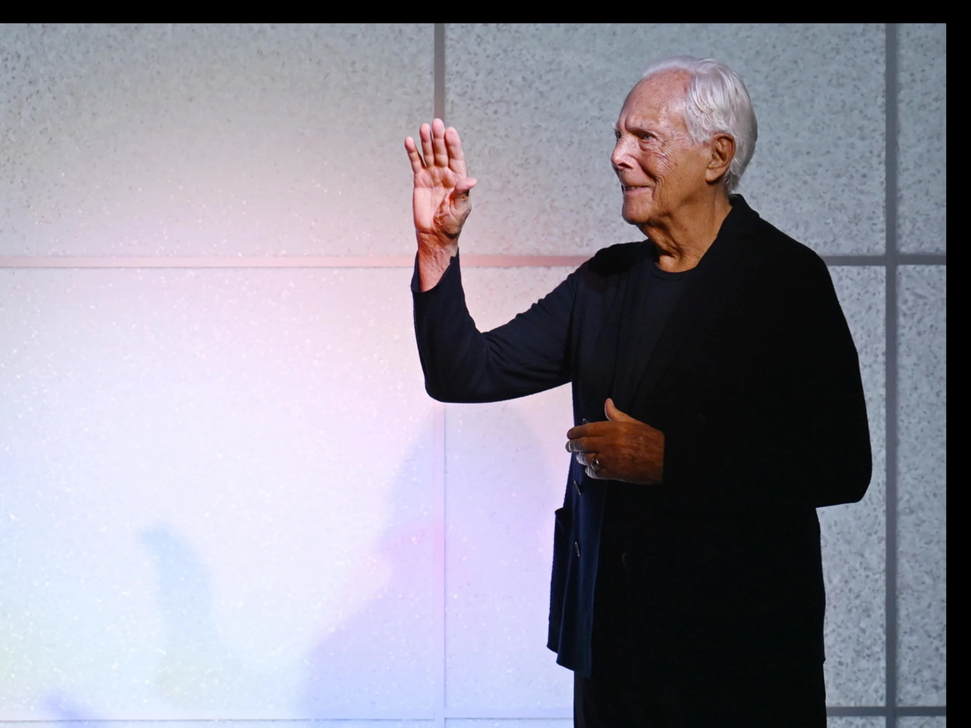 Giorgio Armani, il testamento sui social: "Un segno di impegno e rispetto"