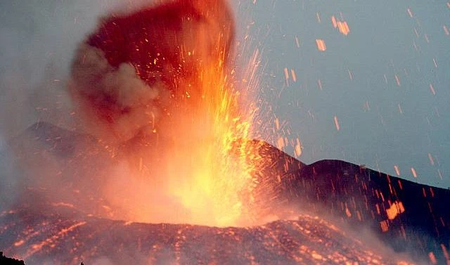 Etna nuova eruzione: cenere lavica, scosse e ritardi nei voli