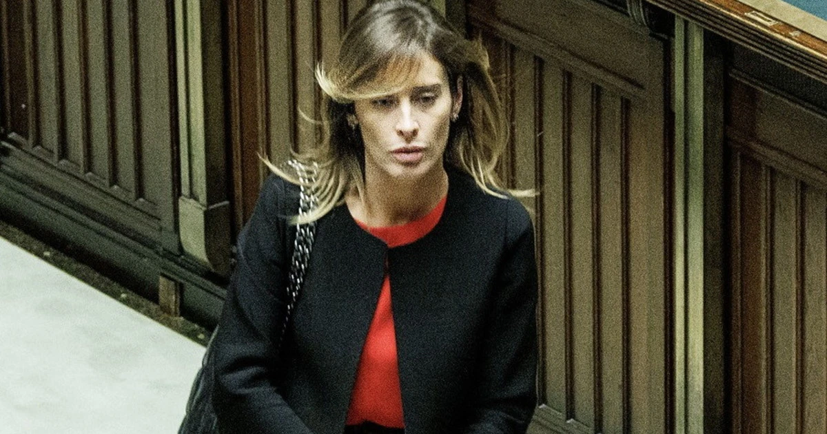 Maria Elena Boschi? Minigonna, tacco a spillo e... da svenire: la Camera si ferma