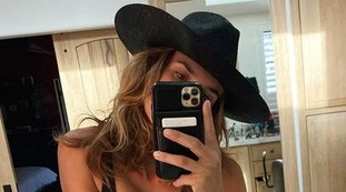 Elisabetta Canalis, "voi quale preferite?". Selfie allo specchio, spunta il micro-slip: la foto che manda in estasi