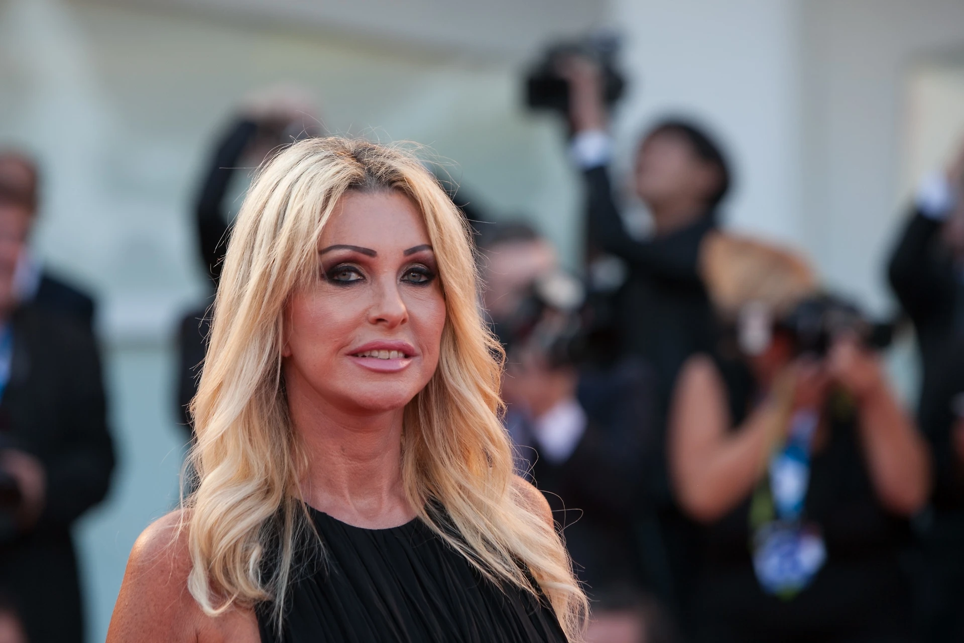 Paola Ferrari, il racconto del furto in casa: "Un commando di incappucciati"