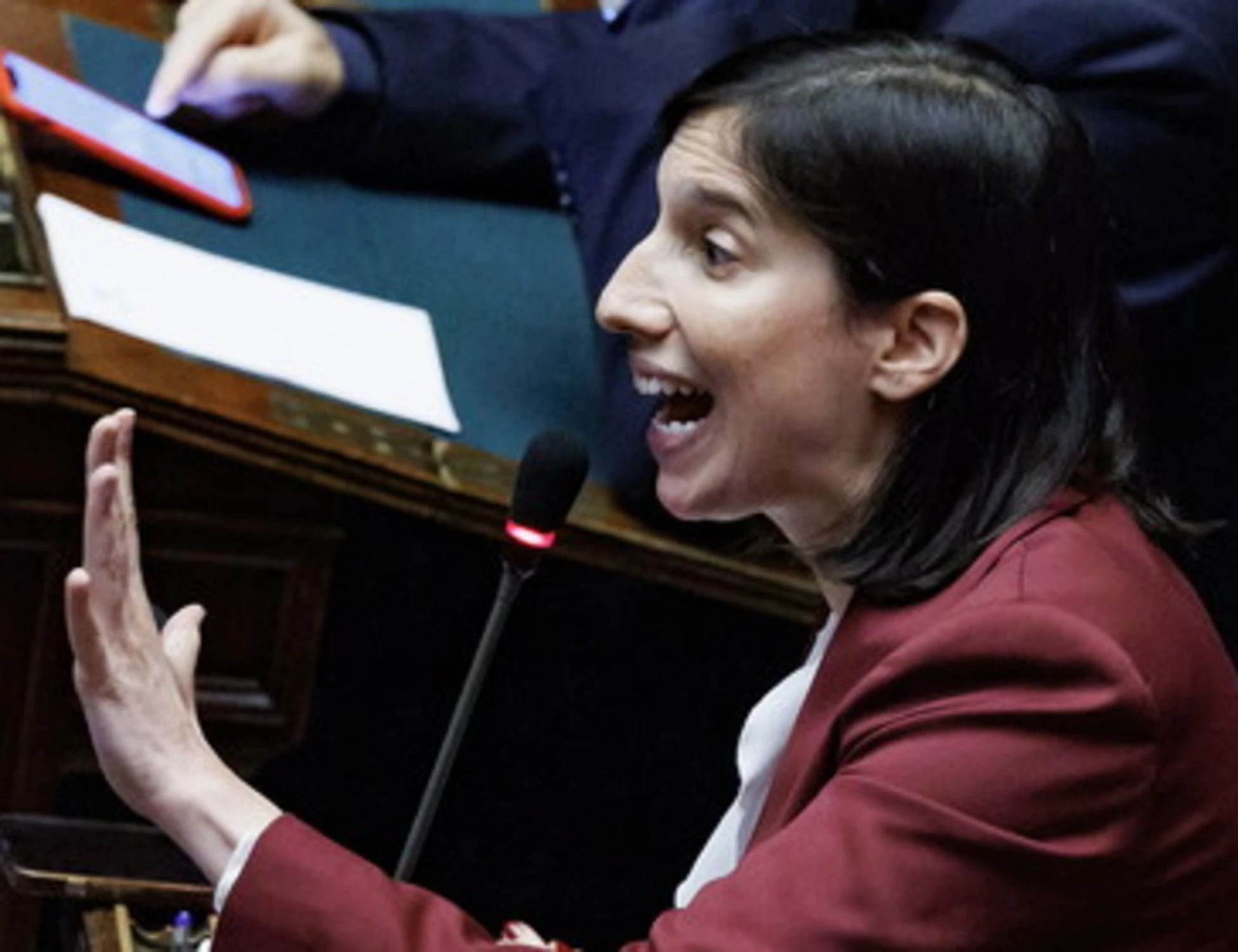 Elly Schlein, ultima farsa in aula: insegue Meloni col bigliettino