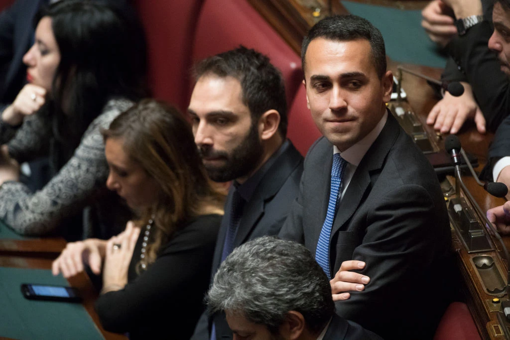 Luigi Di Maio, dopo Fico cominciano i guai. Governo, la sfida con Salvini: gira un'ipotesi con il "terzo uomo"