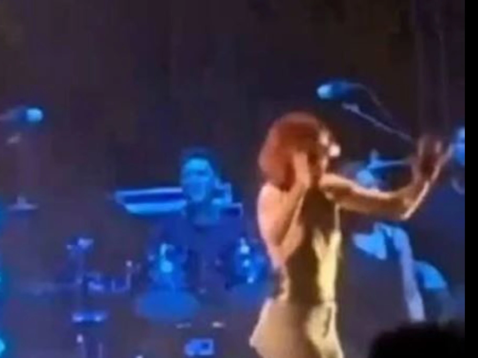 Noemi, la caduta rovinosa dal palco: "È in ospedale", tutto sospeso