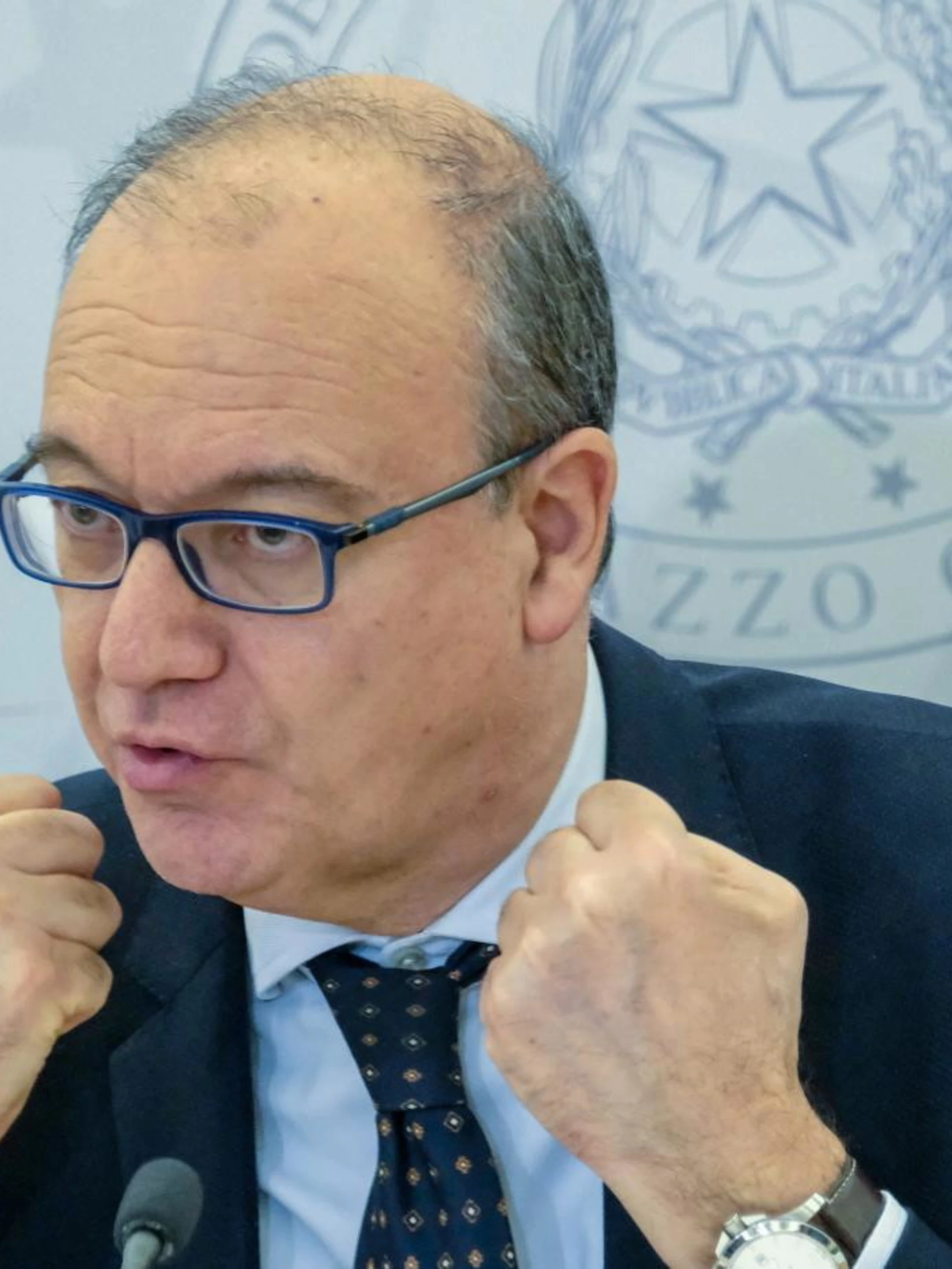 Il governo vieta schwa e asterischi a scuola: la Crusca d'accordo, la sinistra impazzisce