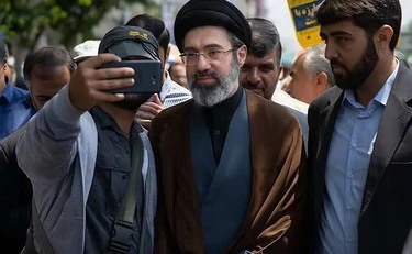 Iran, slitta l’incoronazione del figlio di Khamenei