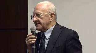 Vincenzo De Luca, parla della sanità in Campania? Interrotto a tempo record: "Apri l'ospedale!"
