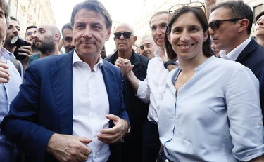 Giuseppe Conte diventa il "buttafuori" del campo largo: Schlein ridotta a gregaria