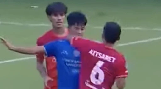 Thailandia, la gomitata più violenta nella storia del calcio: volto distrutto, immagini molto forti