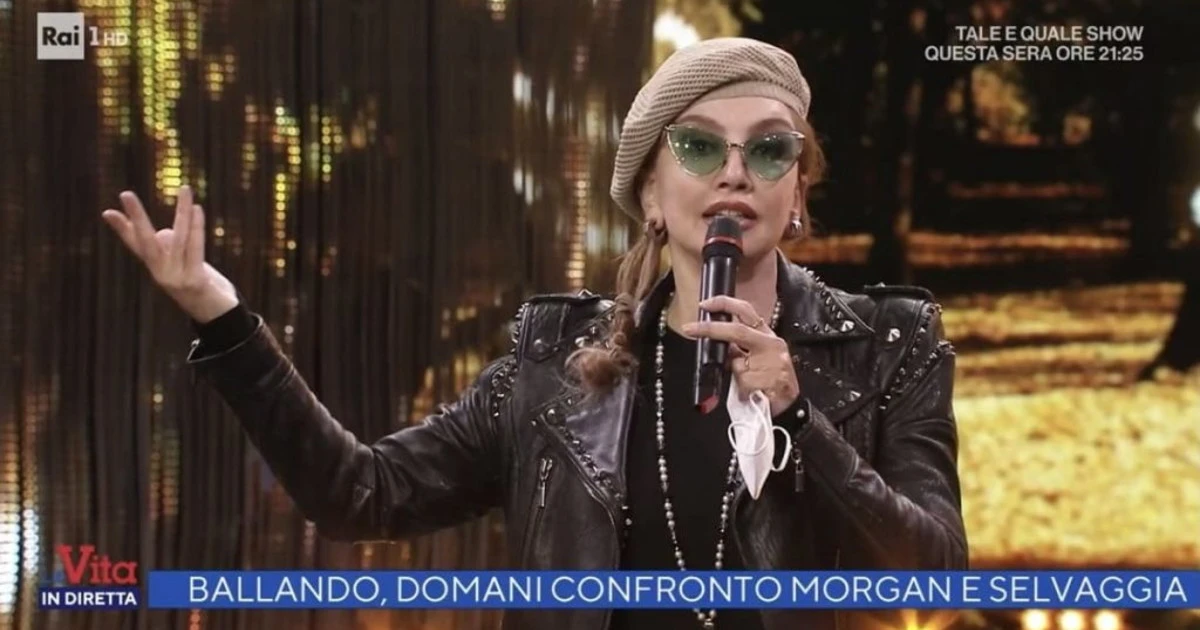 Ballando con le stelle, Morgan e Selvaggia Lucarelli: "Speriamo che...". Milly Carlucci non sa di essere in onda: frase rivelatrice