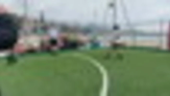 Sanremo, Eddie Brock in campo col suo team per una sfida a calcetto