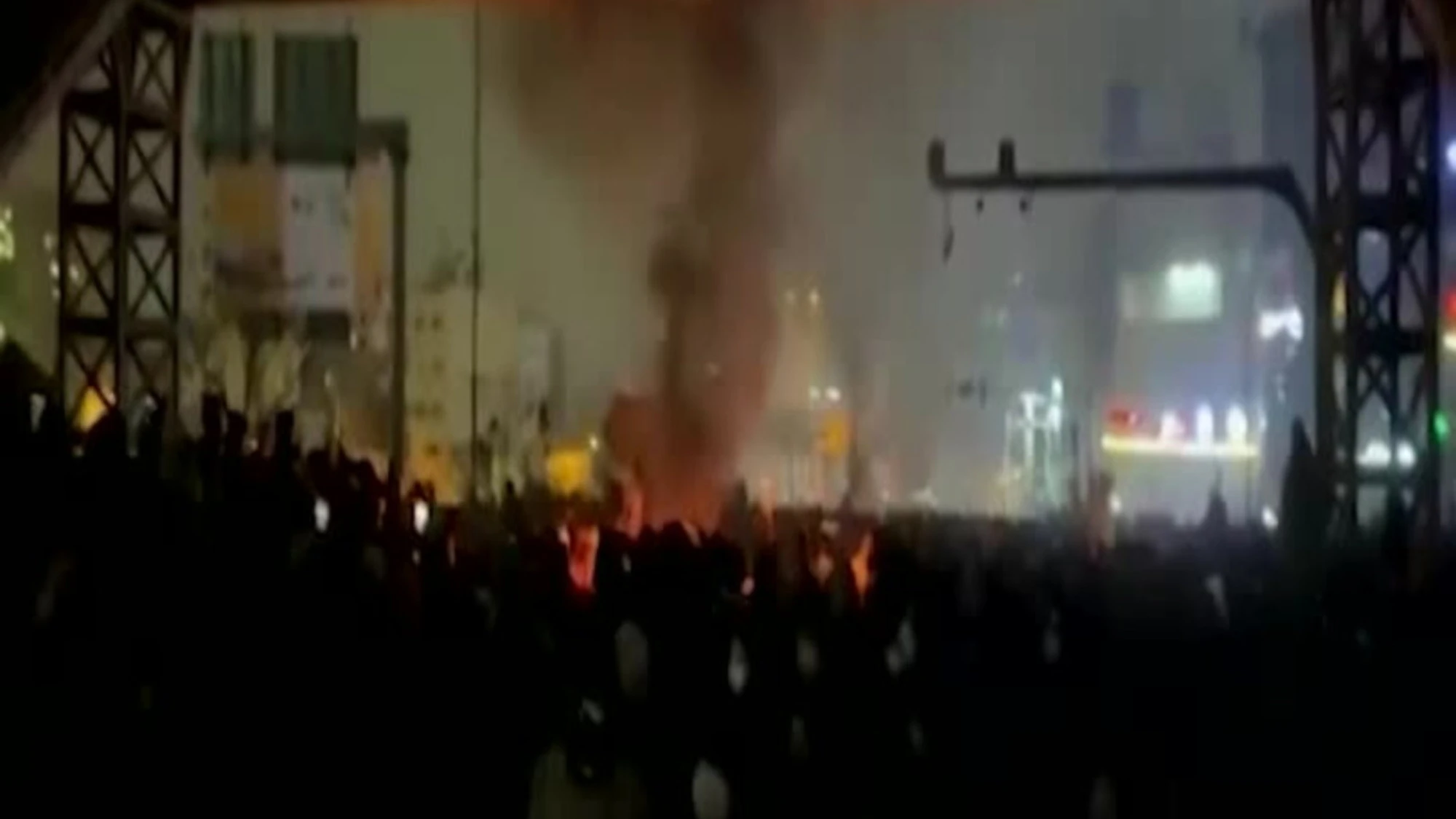 Iran, spari sulla folla: le proteste e la brutale repressione del regime