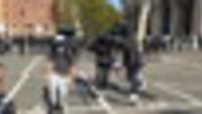 Sciopero, a Roma come in Francia al corteo il ballo virale "Toc toc"