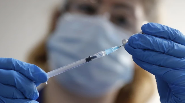 Vaccino al coronavirus, due reazioni allergiche nel Regno Unito: "Chi ne ha avute in passato, eviti il siero"