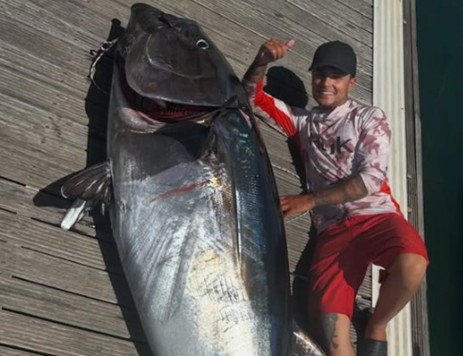 Sardegna, Federico pesca un tonno da 168 kg: ecco le immagini sconvolgenti