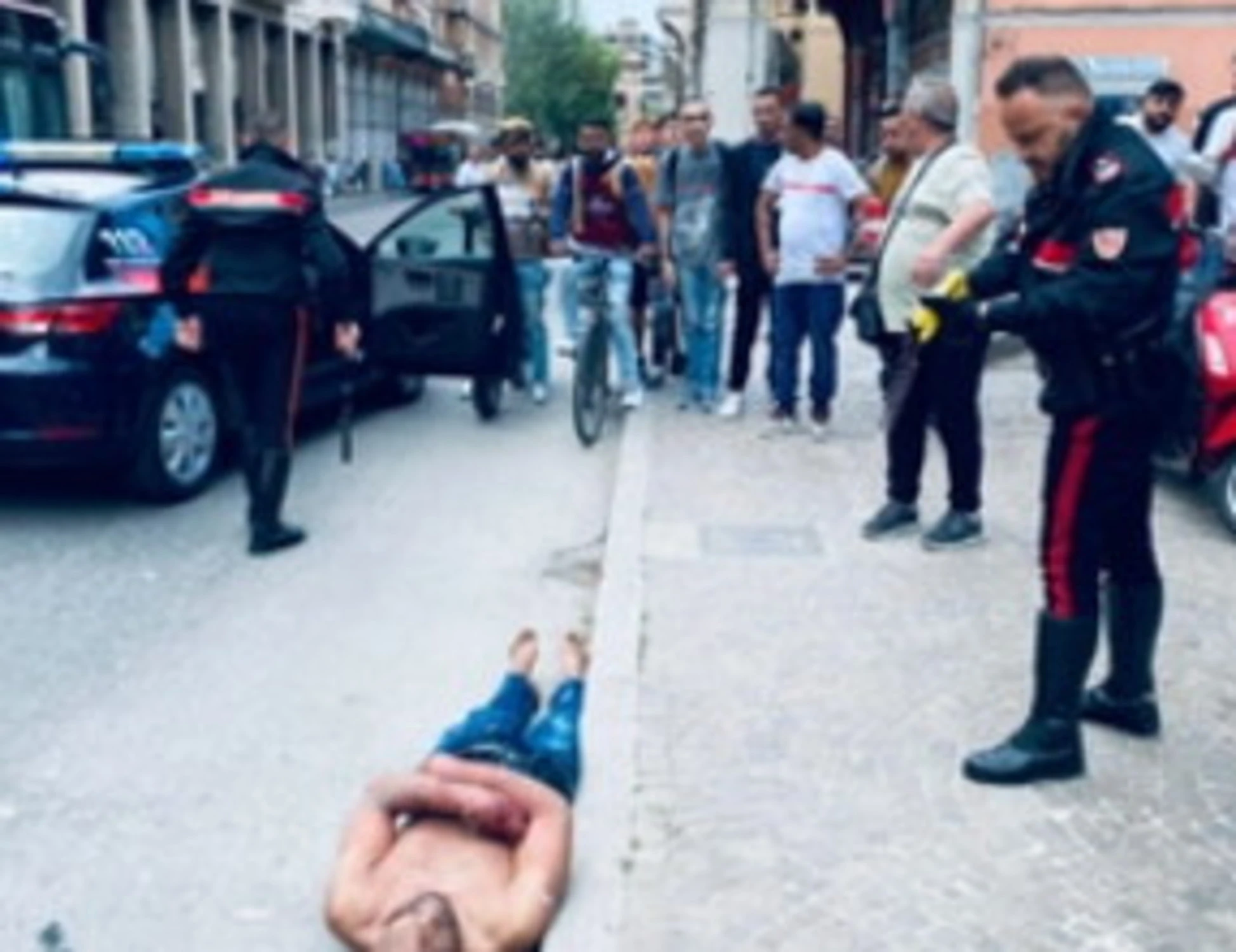 Bologna, il marocchino accoltella i passanti? Il Pd insorge: "No al taser"