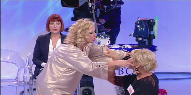Uomini e Donne, Tina Cipollari e il raptus lesbo: imbarazzo da Maria De Filippi, chi cerca di spogliare
