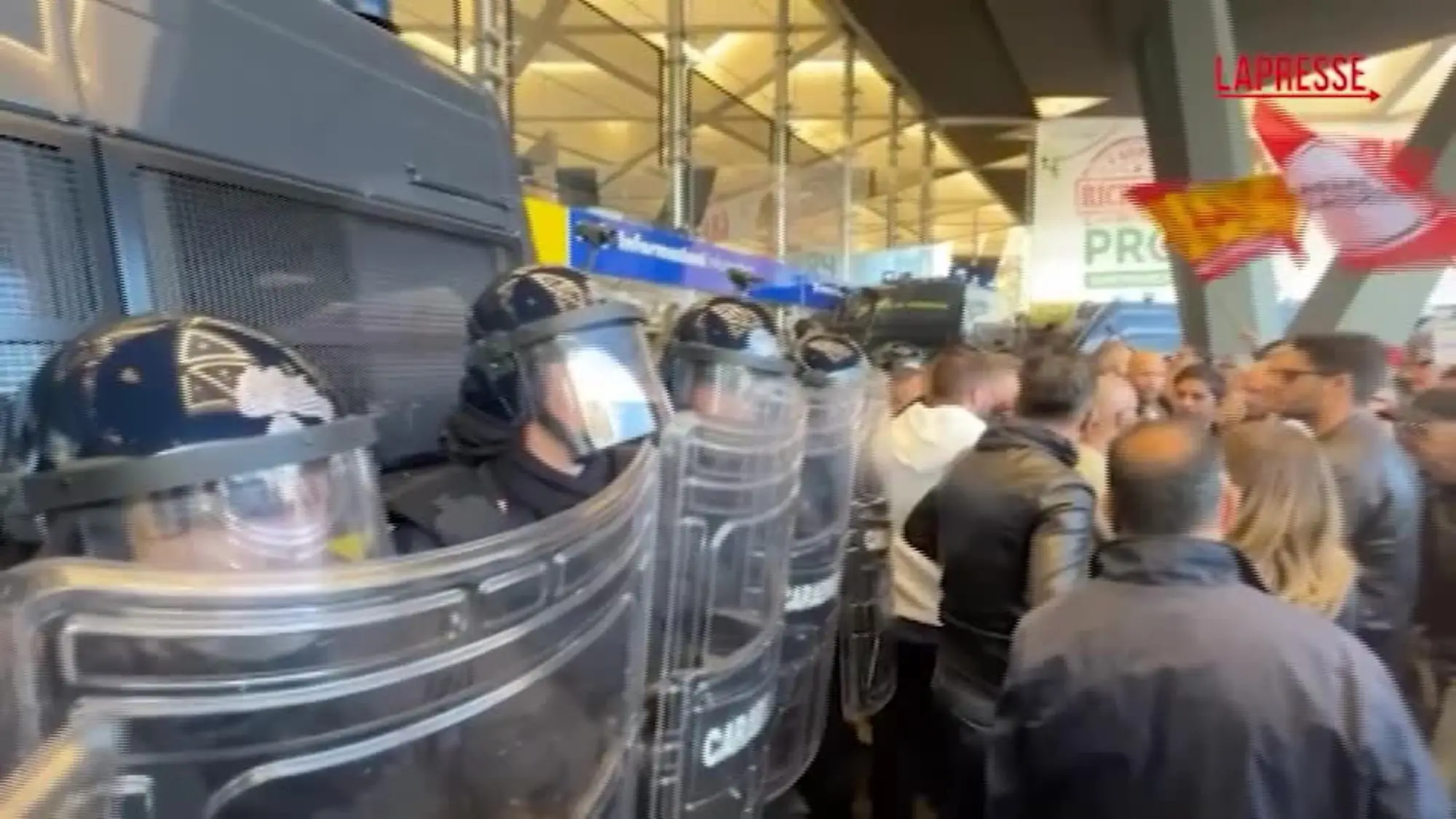 Sciopero 30 ottobre, a Napoli la polizia impedisce ai manifestanti di entrare in Stazione centrale