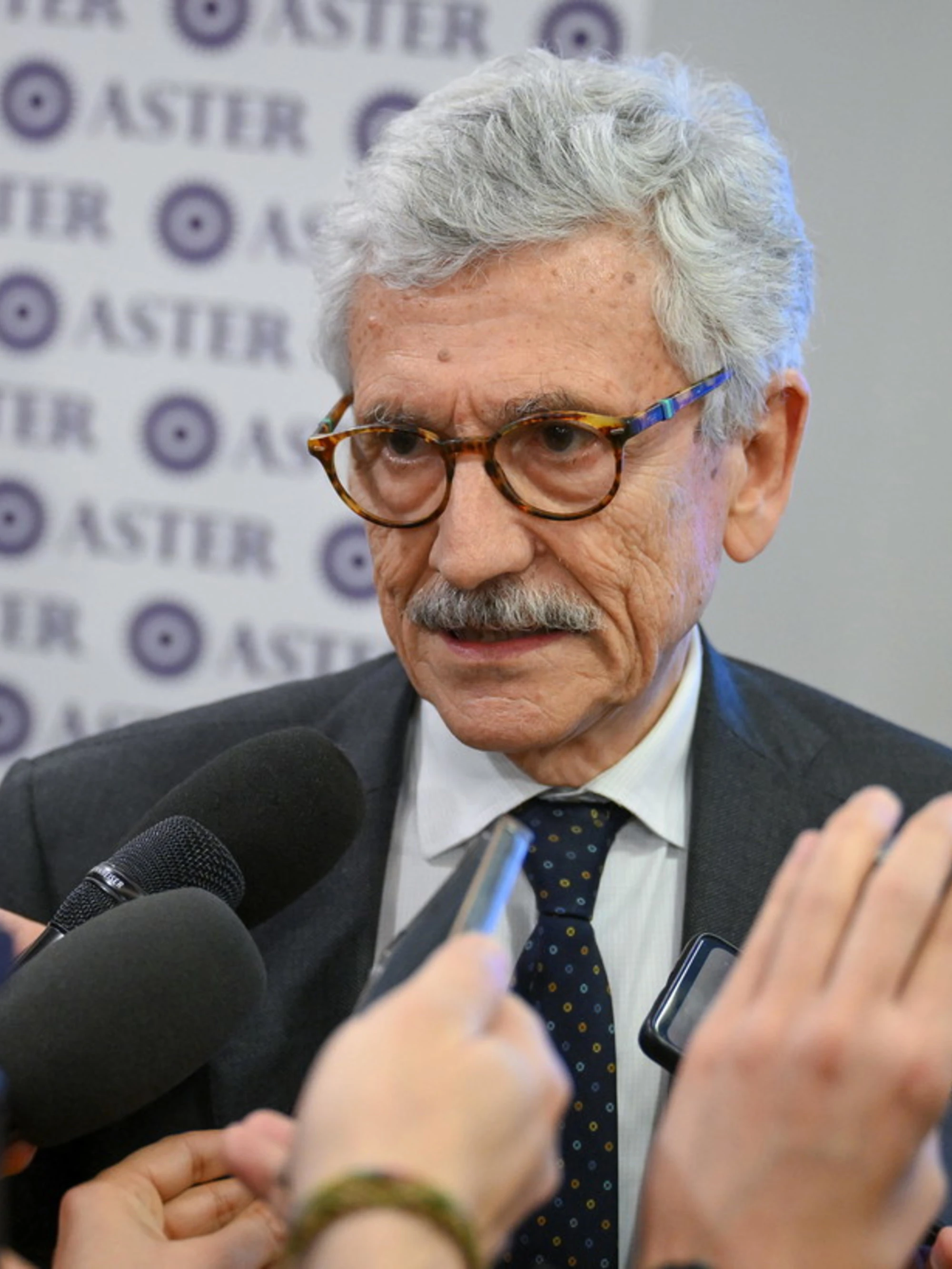 Massimo D'Alema, l'ultimo omaggio alla Cina comunista: "Se pensiamo di isolarla siamo dei cog***"