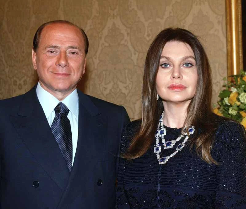 Si tira a lucido per le elezioni: ha già perso 4 kg. E prova a ricucire con Veronica Lario?