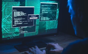 Iran, la guerra nel Golfo in diretta. Gli hacker minacciano gli Usa: "Nelle prossime ore, tutto cambierà"