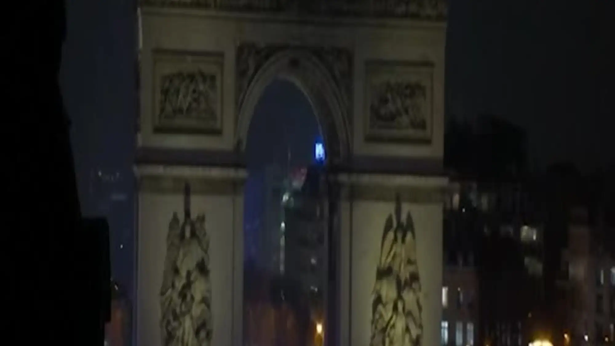 Parigi, armato di coltello aggredisce la polizia sotto l'Arco di Trionfo