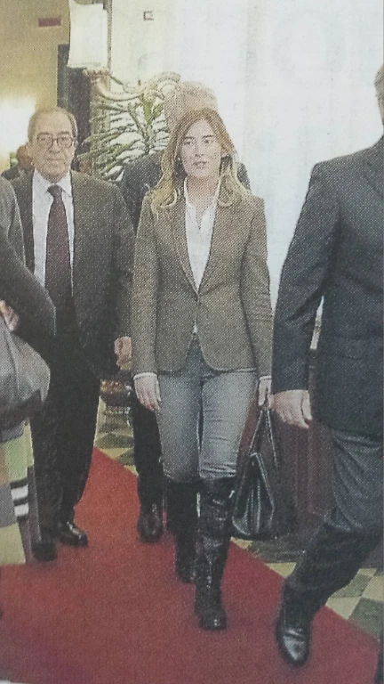 Maria Elena Boschi, l'inedito look da cavallerizza: lo stivale nero in commissione Affari Costituzionali