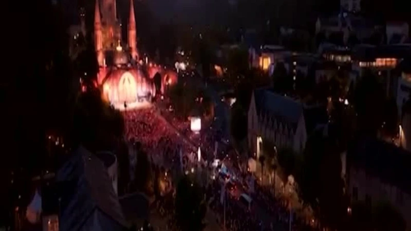 Papa Leone XIV a Lourdes, la preghiera nella Grotta delle Apparizioni
