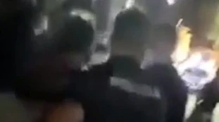 Pescara, i no vax si tolgono la mascherina in Chiesa. Interviene la polizia, calci e pugni
