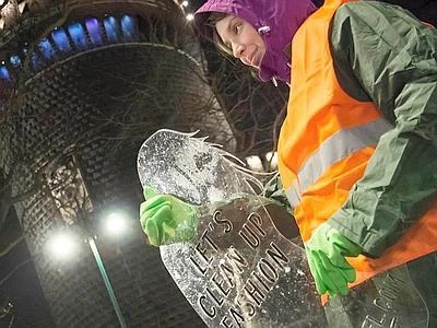 Lanciata nella notte la sfida di Greenpeace all'Alta Moda di Milano