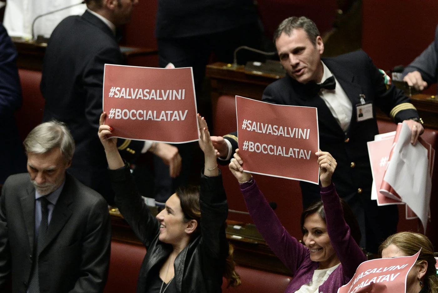 Tav, il governo approva la mozione che rimette in discussione l'opera: insulti e grida dal Pd