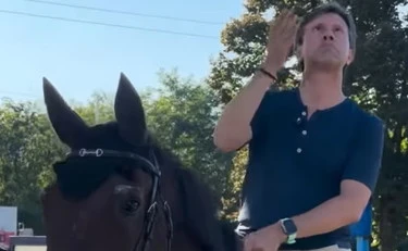 Dario Nardella, la buffonata a cavallo al distributore di benzina: travolto dalle critiche
