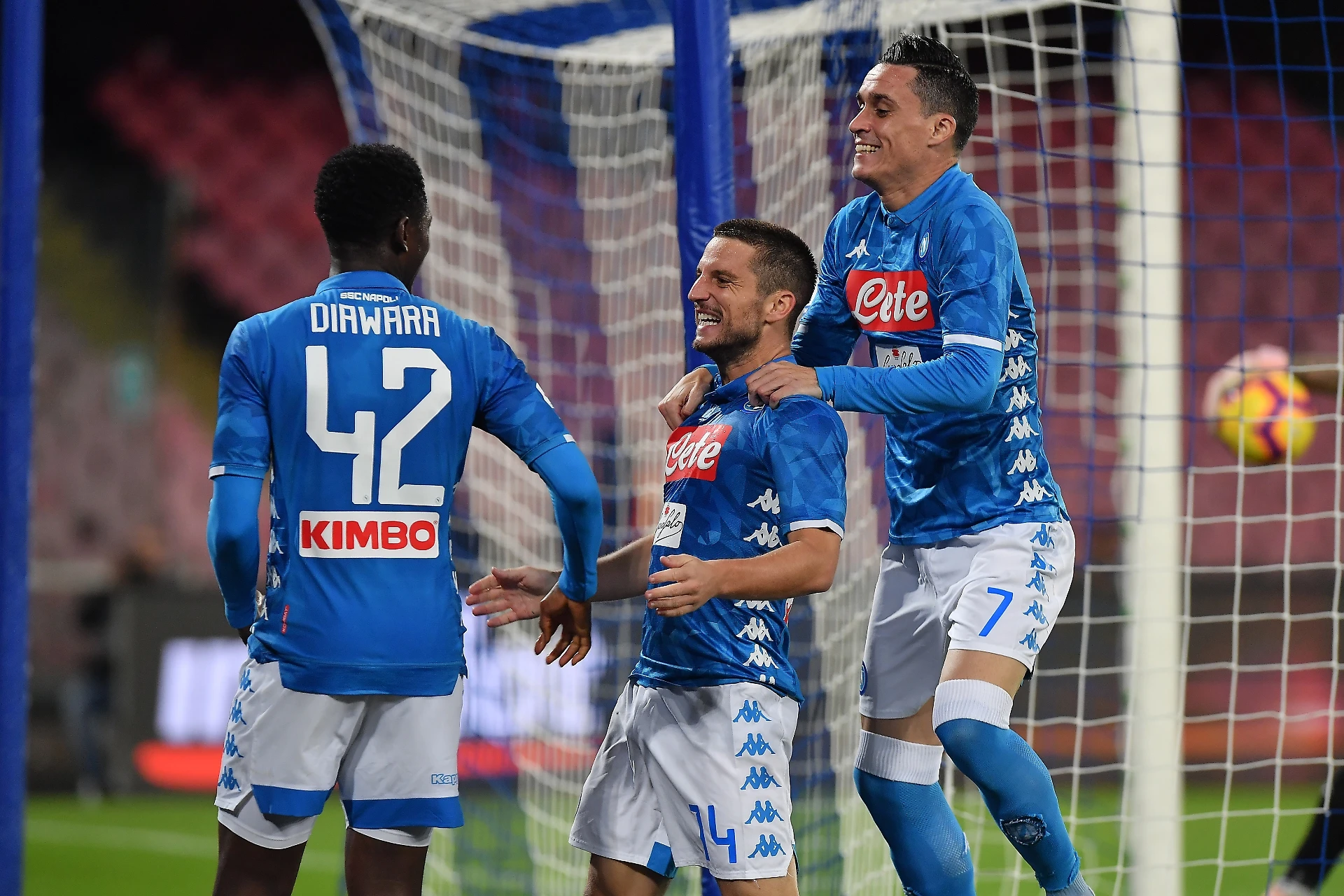 Il Napoli trionfa sull'Empoli, vince 5-1 e si porta a meno 3 dalla Juventus. Tripletta di Mertens
