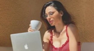 Anna Tatangelo in versione sexy-prof: il vestitino è troppo corto, uno scorcio da urlo
