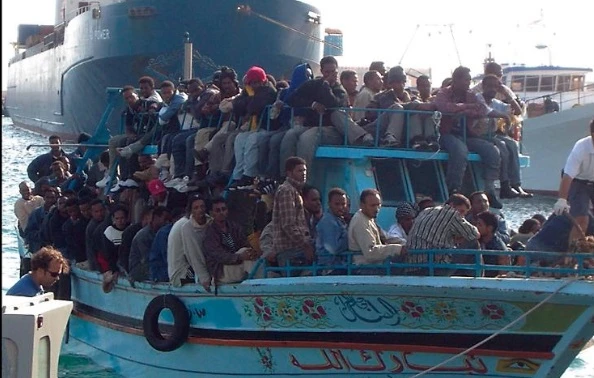Immigrati, la Banca preferita dai grillini presta soldi alla nave della Ong