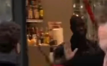 Milano, i maranza saccheggiano il supermercato e prendono a bastonate il dipendente