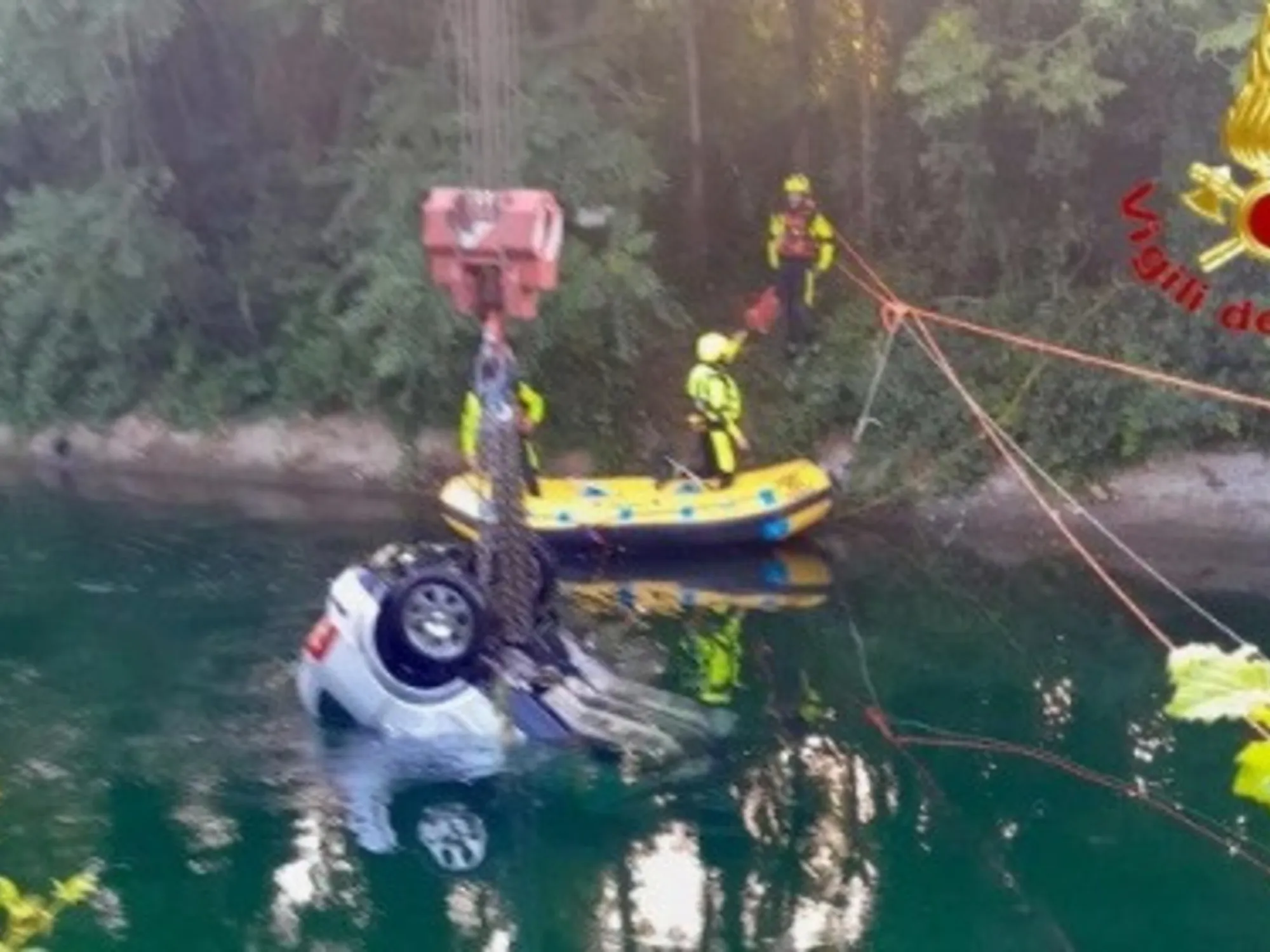 Senago, auto con 9 ragazzini a bordo precipita nel torrente: una strage, 3 morti