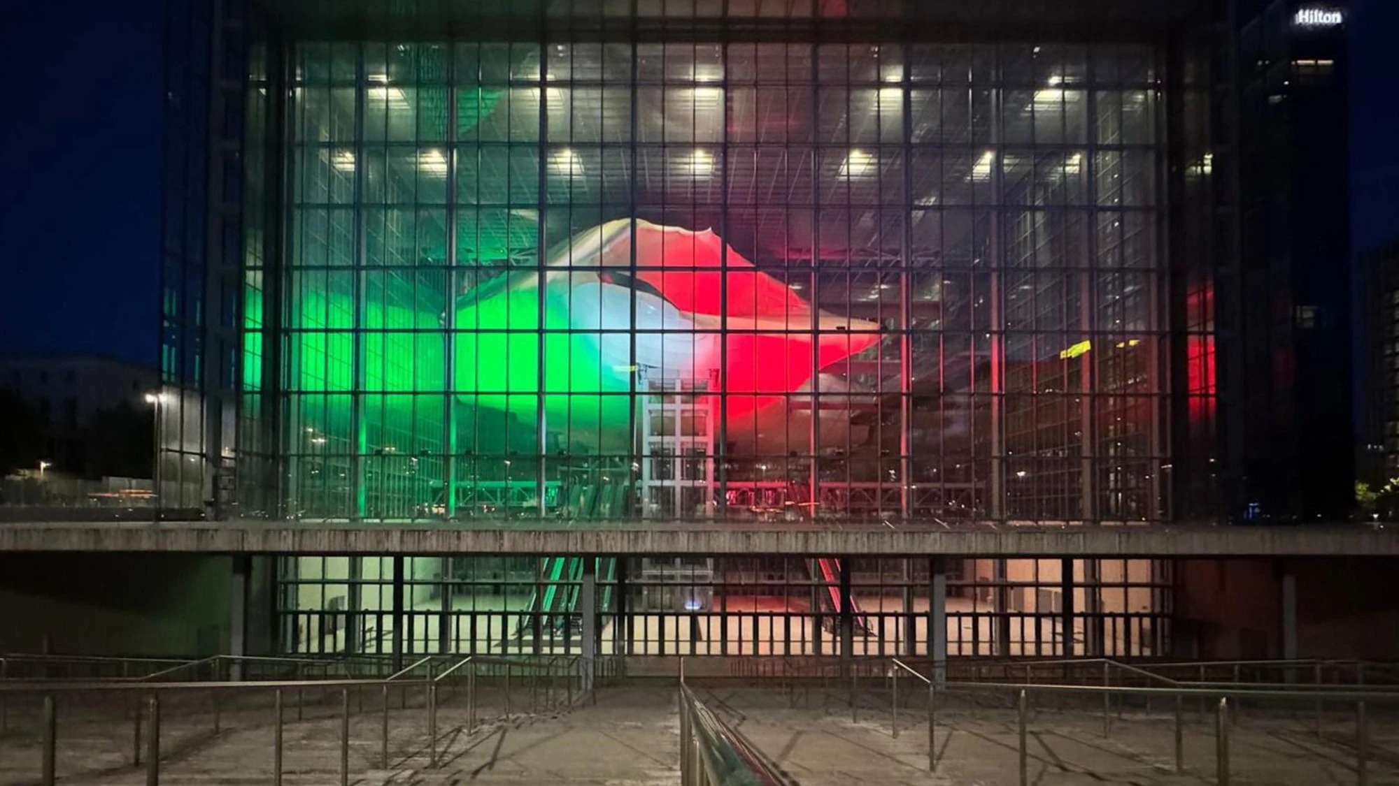 25 aprile, EUR SpA: Nuvola illuminata con il Tricolore