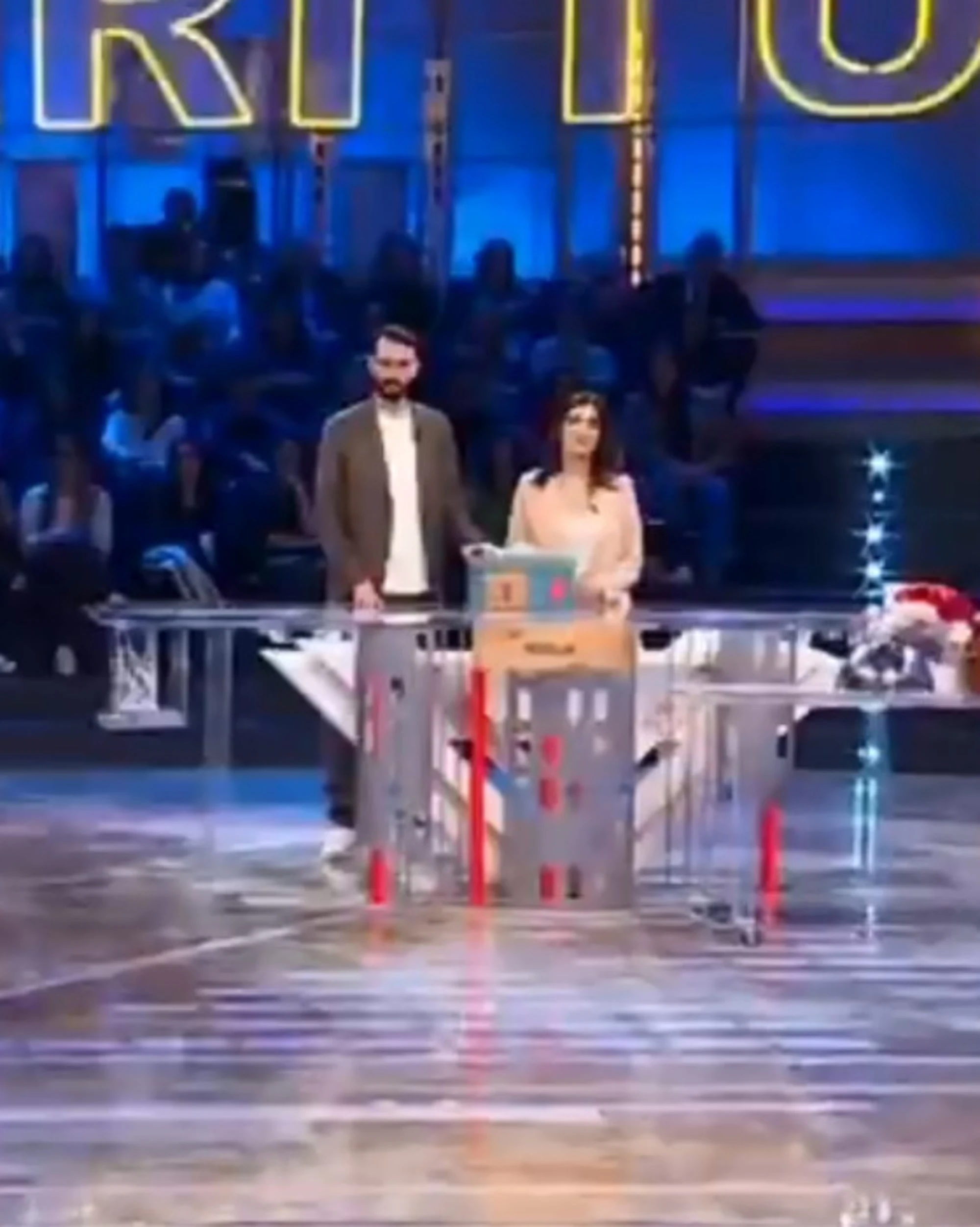 Affari Tuoi, "chi si accontenta gode": Angela fa impazzire tutti