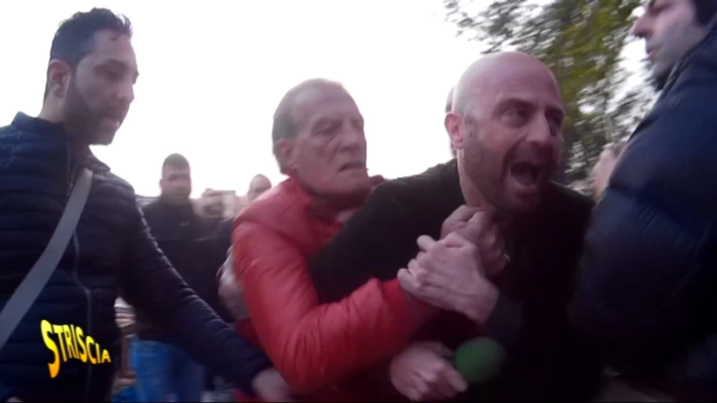 Striscia la Notizia, brutale aggressione all'inviato Luca Abete: come lo riducono