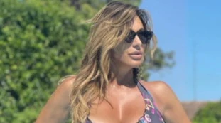 Euro2020, Sabrina Salerno fa il tifo così: occhio alla scollatura, bikini incontenibile e le esce tutto